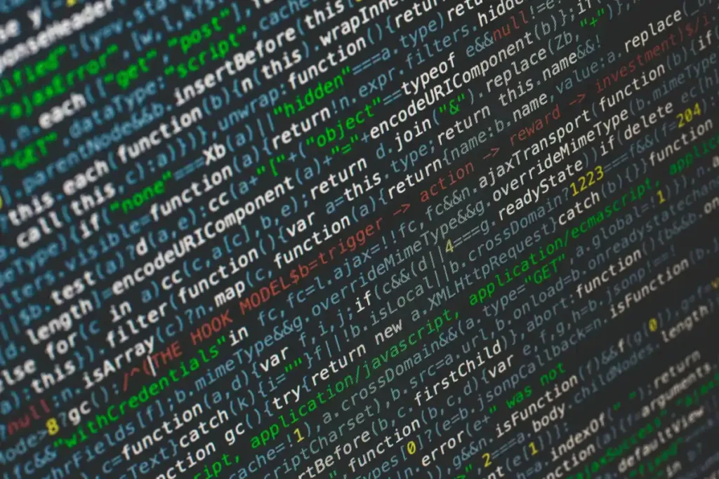 Kode pemrograman berwarna tampil di layar komputer sebagai representasi perangkat lunak atau software