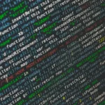 Kode pemrograman berwarna tampil di layar komputer sebagai representasi perangkat lunak atau software